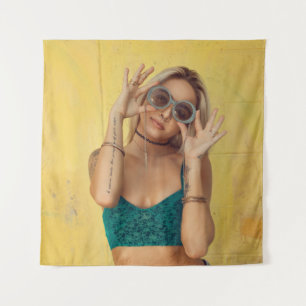 Tapete De Parede Mulher em bralette azul segurando óculos de sol c