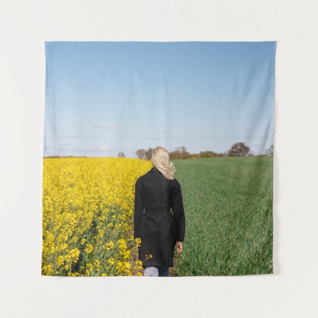 Tapete De Parede Mulher em casaco preto em pé sobre grama verde  (Frente)