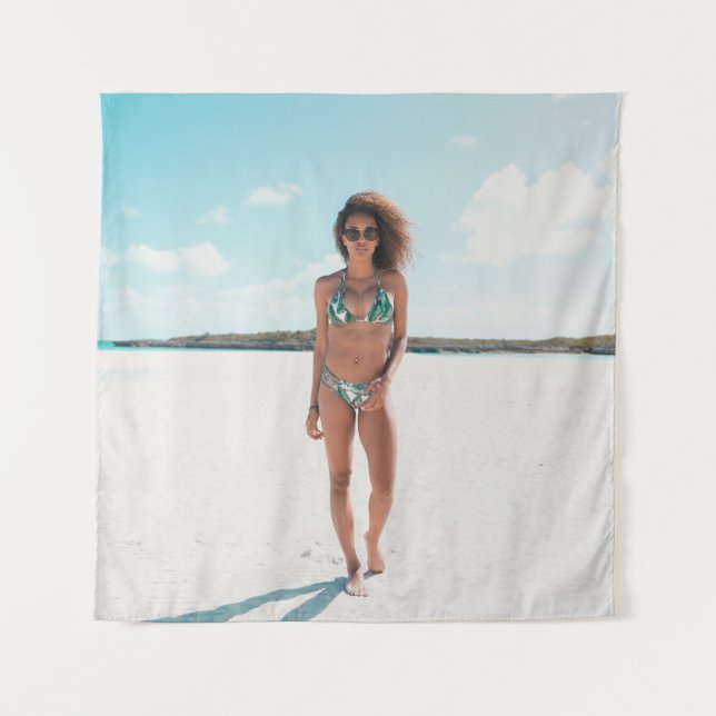 Tapete De Parede Mulher vestindo biquíni em pé na areia (Frente)