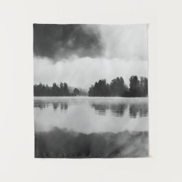Tapete De Parede Nevoeiro matinal sobre o lago a preto e branco