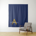 Tapete De Parede Nome do Monograma da Rapariga do Script Moderno Do<br><div class="desc">Nome do Monograma Simples e Azul marinho e Dourado do Script e Tapeçaria. Isto faz o doce e perfeito aniversário de 16 anos,  casamento,  chá de panela,  aniversário,  chá de fraldas ou festa de solteira presente para alguém que ama luxo de luxo e estilos quíticos.</div>