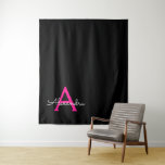 Tapete De Parede Nome do Monograma Girly Black Script Hot-Pink<br><div class="desc">Nome do Monograma Simples de Script Preto e Rosa Quente e Tapeçaria. Isto faz o doce e perfeito aniversário de 16 anos,  casamento,  chá de panela,  aniversário,  chá de fraldas ou festa de solteira presente para alguém que ama luxo de luxo e estilos quíticos.</div>