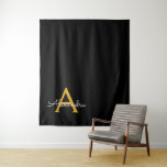 Tapete De Parede Nome do Monograma Rapariga de Script Moderno Doura<br><div class="desc">Nome do Monograma Simples Preto e Dourado e Tapeçaria. Isto faz o doce e perfeito aniversário de 16 anos,  casamento,  chá de panela,  aniversário,  chá de fraldas ou festa de solteira presente para alguém que ama luxo de luxo e estilos quíticos.</div>