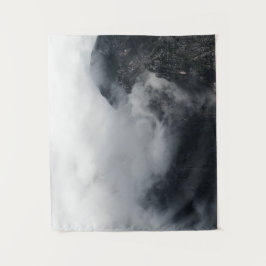 Tapete De Parede Nuvens brancas sobre as escuras montanhas rochosas