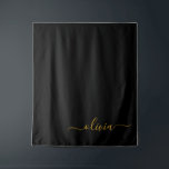 Tapete De Parede Ouro Preto Moderno Nome Monograma Feminino em Rótu<br><div class="desc">Preto e Dourado Simples Nome Monograma e Inicial em Tapeçaria. Isso torna o presente perfeito para aniversário de 16 anos,  casamento,  chá de noiva,  aniversário de casamento,  chá de bebê ou festa de despedida de solteira para alguém que ama luxo e estilos chiques.</div>