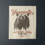 Tapete De Parede Parque Nacional do Yosemite Grizzly Bear Californi<br><div class="desc">Pronto para embarcar na sua aventura ao ar livre? Esta camiseta do Parque Nacional Yosemite é uma escolha perfeita. Com um urso negro ousado e paisagem florestal cênica, esta camisa vai inspirá-lo a explorar e abraçar a natureza. Solte seu explorador interno e não perca essa chance de trazer a natureza...</div>