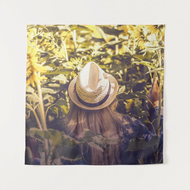 Tapete De Parede Person wearing white hat beside sunflower fields (Frente)