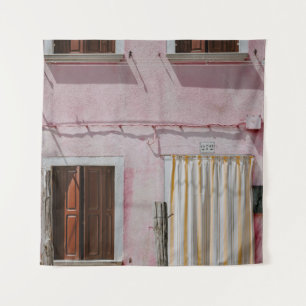 TAPETE DE PAREDE PINK CONCRETE HOUSE COM TRÊS JANELAS E UM DOO