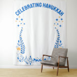 Tapete De Parede Plano de fundo de fotos personalizado da FAMÍLIA H<br><div class="desc">Na moda HAPPY HANUKKAH Chanukah, com TEXTO PERSONALIZÁVEL. O texto curvo é PERSONALIZÁVEL para que você possa adicionar seu nome, nome da família ou nome da organização. Este pano de fundo de fotos de Hanukkah seria um na moda para a festa de Natal para celebrar a temporada de Chanukah. Coordenar...</div>