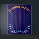 Tapete De Parede Plano de fundo de fotos personalizado da FAMÍLIA H<br><div class="desc">Na moda HAPPY HANUKKAH Chanukah, com TEXTO PERSONALIZÁVEL. O texto curvo é PERSONALIZÁVEL para que você possa adicionar seu nome, nome da família ou nome da organização. Este pano de fundo de fotos de Hanukkah seria um na moda para a festa de Natal para celebrar a temporada de Chanukah. Coordenar...</div>