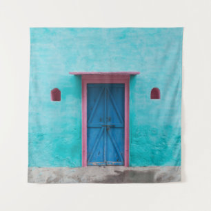 TAPETE DE PAREDE PORTA DE MADEIRA VERMELHA NA PAREDE CONCRETA AZUL