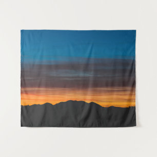 Tapete De Parede Queimando o pôr do sol sobre a silhueta da paisag