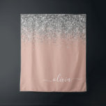 Tapete De Parede Rapariga do Monograma com rosa Dourado Blush Pink<br><div class="desc">Rosa Dourado - Nome do Monograma e Tapeçaria do Script Glitter Glitter Rosa e Silver Sparkle Luminter. Isto faz o doce e perfeito aniversário de 16 anos,  casamento,  chá de panela,  aniversário,  chá de fraldas ou festa de solteira presente para alguém que ama luxo de luxo e estilos quíticos.</div>