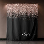 Tapete De Parede Rapariga do Monograma de Script Brilhante Cor-de-r<br><div class="desc">Preto e Rosa Dourado - Nome do Monograma e Tapeçaria do Script Glitter Brilhante Rosa Esbranquiçado. Isto faz o doce e perfeito aniversário de 16 anos,  casamento,  chá de panela,  aniversário,  chá de fraldas ou festa de solteira presente para alguém que ama luxo de luxo e estilos quíticos.</div>