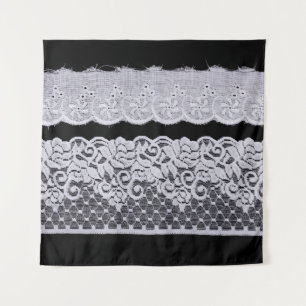 Tapete De Parede Renda branca ornamental, isolada em fundo preto.