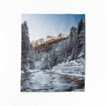 Rio de outono e inverno, floresta e montanhas