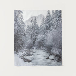 Tapete De Parede Rio que atravessa a floresta de inverno Mojstrana