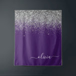 Tapete De Parede Roxo Silver Glitter Girly Glam Monograma<br><div class="desc">Nome do Monograma e Tapeçaria do Script Glitter Roxo e Silver Sparkle. Isto faz o doce e perfeito aniversário de 16 anos,  casamento,  chá de panela,  aniversário,  chá de fraldas ou festa de solteira presente para alguém que ama luxo de luxo e estilos quíticos.</div>