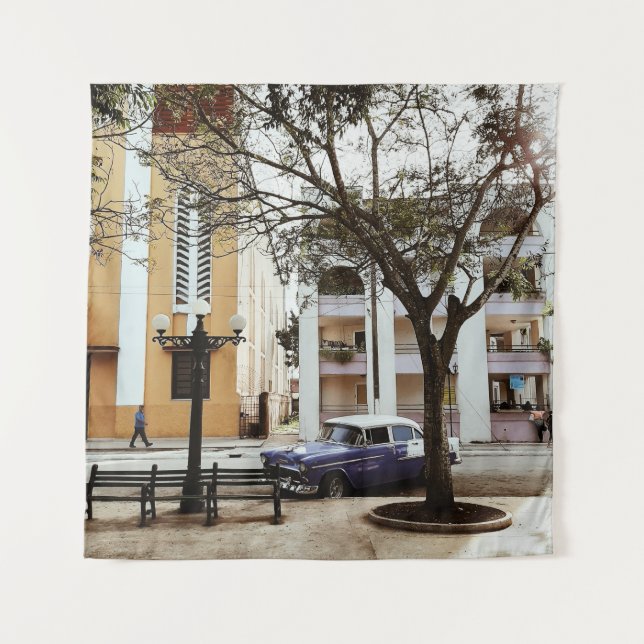 TAPETE DE PAREDE SEDAN AZUL ESTACIONADO PERTO DO EDIFÍCIO BRANCO (Frente)