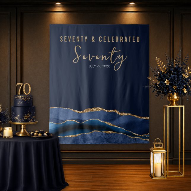 Tapete De Parede Setenta E Comemorado Fundo Navy Dourado Ágata (Elegant navy gold 70th birthday backdrop with agate detail for luxury celebration setup)