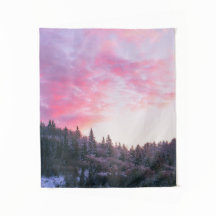 Sol rosa brilhante e mágico sobre floresta nevada