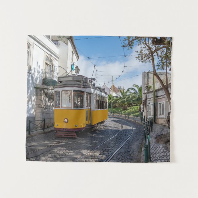 Tapete De Parede Trama amarela na rua em Lisboa, Portugal (Frente (Horizontal))