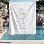 Tapete De Parede Último brinde na Bachelorette Azul da Praia Costei<br><div class="desc">Este design apresenta texto ousado moderno,  vibes costeiras de praia com cocktails desenhados à mão.</div>