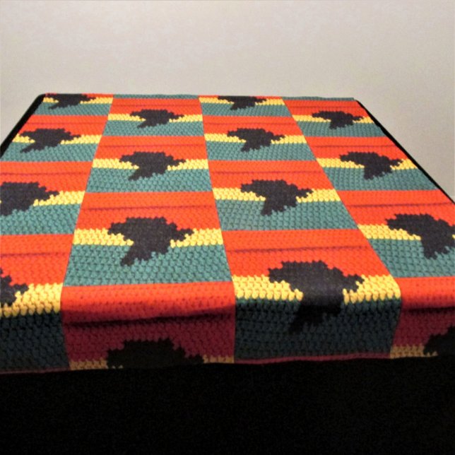 Tapete De Parede Verde Dourada África Negra Artisan Crochet Impress (Decorative tapestry can be used on walls table & other furniture. Africa Crochet by Delores Chamblin)