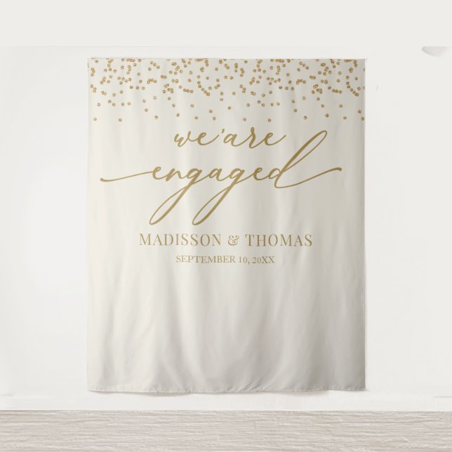 Tapete De Parede We are Engaged cream glitter gold backdrop (Frente)