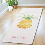 Tapete De Yoga Ananás personalizado<br><div class="desc">Este tapete de ioga giro e giro é decorado com um abacaxi de aquarela amarela e um nome em tipografia rosa. Você pode personalizá-lo mudando o nome ou fazer-o como um monograma. Use a opção Personalizar Mais para alterar o tamanho, o estilo ou a cor do texto. Porque nós criamos...</div>