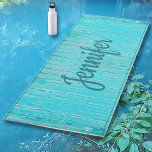 Tapete De Yoga Aqua Turquoise Blue Wood Personalizado<br><div class="desc">Adicione um nome e crie facilmente o seu tapete ioga personalizado. Clique em EDIT DESIGN para alterar a cor do texto. Você pode TRANSFERIR este DESIGN em outros produtos do Zazzle e ajustá-lo ao ajustado da maioria dos itens do Zazzle. Você também pode clicar em PERSONALIZAR para adicionar, excluir ou...</div>