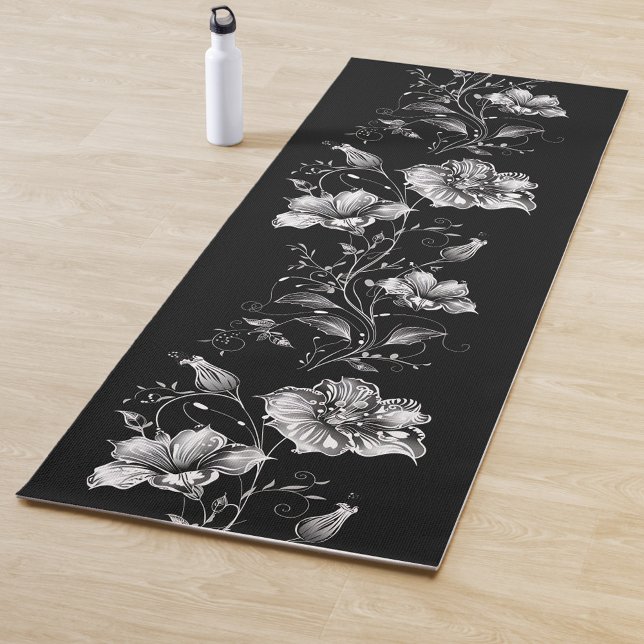 Tapete De Yoga Black and White Floral Yoga Mat (A black and white floral design featuring a vertical arrangement of flowers and foliage.)