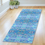 Tapete De Yoga Caleidoscópio Azul Personalizado<br><div class="desc">Aproveite sua prática de yoga neste design original de conchas e corais. A imagem é de uma das minhas peças de arte têxtil feitas com tecido, fios, miçangas, corante, conchas e corais. Em tons ricos de azul, turquesa e mauve. Na parte de trás do tapete há uma opção para personalizá-lo...</div>
