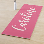 Tapete De Yoga Caligrafia minimalista personalizada em rosa-quent<br><div class="desc">Caligrafia minimalista Nome personalizado Yoga Mat em rosa quente</div>