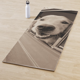 Tapete De Yoga Cão que espreita para fora uma janela de carro