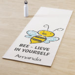 Tapete De Yoga Capa De Abelhas Personalizada Em Sua Malhação<br><div class="desc">Esta abelha divertida em si mesma, um tapete de yoga malhação, vai fazer o presente perfeito para Natal, aniversário ou qualquer outra ocasião. Esses mats são versáteis e na moda, são muito fáceis de editar e todos os estilos de fonte de texto, tamanho e cor podem ser alterados clicando no...</div>