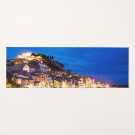 Tapete De Yoga Cidade croata de Sibenik à noite.