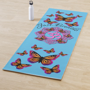 Tapete De Yoga design de mandioca cor-de-rosa com borboletas Mona