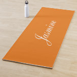 Tapete De Yoga Elegante Vivid Orange Personalizado Yoga Mat<br><div class="desc">Elegante Vivid Orange Personalizado Yoga Mat, o nome neste vibrante tapete colorido de ioga é fácil de personalizar online antes de fazer pedidos.</div>