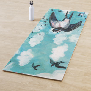 Tapete De Yoga Engordas voando sobre o céu azul turvo