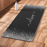 Tapete De Yoga Exercício de Monograma de Garota Negra Silver Negr<br><div class="desc">Yoga Mat do Exercício de Malhação do Monograma do Nome do Monograma do Faux Silver e Black Faux Sparkle. Isto faz o doce e perfeito aniversário de 16 anos, casamento, chá de panela, aniversário, chá de fraldas ou festa de solteira presente para alguém que ama luxo de luxo e estilos...</div>