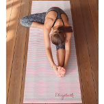 Tapete De Yoga Exercício de Monograma de Stripes Brancas Brancas<br><div class="desc">Crie seu próprio padrão personalizado, moderno, chic, na moda, bonito, de faixas de rosa claro e linhas brancas, elegante script de tipografia rosa-escuro, leve, eco amigável, composto de vinil celular, livre de BPAs, ftalatos e látex, um tapete de yoga de qualidade com um toque suave, e uma membrana do centro...</div>