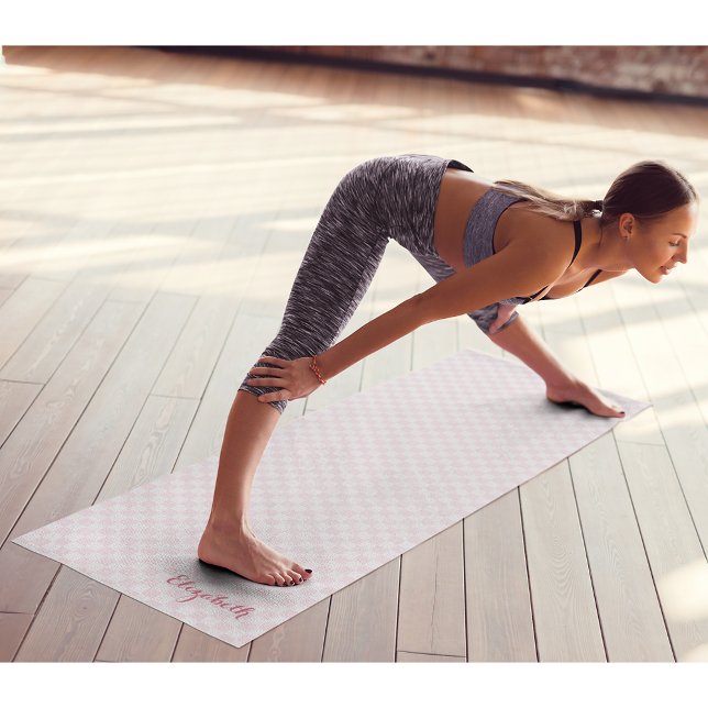Tapete De Yoga Exercício de Monograma Verificado a Branco Moderno (Modern Pink White Checkered Monogram Exercise Yoga Mat)
