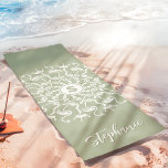 Tapete De Yoga Flamingo Pearl Mandala Monograma Sage Beachê Verde<br><div class="desc">Adicione um toque de elegância à sua prática de yoga com este espantoso tapete de yoga de pérolas flamingo. Com um fundo verde sábio, design de mandala intrincada inspirada em flamingo, e um monograma personalizado, este tapete é perfeito para amantes de ioga que apreciam estilo e individualidade. Ideal para esportes...</div>