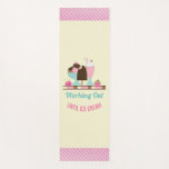 Tapete De Yoga Funny Pun Trabalhando Até Sorvete<br><div class="desc">Um tapete de ioga com um ditado engraçado - A trabalhar até ao sorvete. Um tema de sorvete doce. Ilustrado com um bar de sorvete de chocolate, sundae de 3 colheres com uma cereja no topo, e um float de morango com chantilly. Pequenos morangos e cerejas ao longo do fundo....</div>