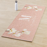 Tapete De Yoga Glitter magnólia floral de pêssego rosa<br><div class="desc">Pessegueira cor-de-rosa magnolia floral personalizada inicial e design.</div>