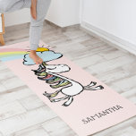Tapete De Yoga Ilustração Mágica de Yoga Unicórn Rosa<br><div class="desc">Entra num mundo de magia com este design de unicórnio encantador. Um unicórnio brincalhão dança alegremente debaixo de um arco-íris pastel, cercado por nuvens cor-de-rosa suaves e céus sonhadores, transformando cada exercício em um momento de capricho e maravilha. A alegre mistura de cores e detalhes desenhados à mão faz com...</div>