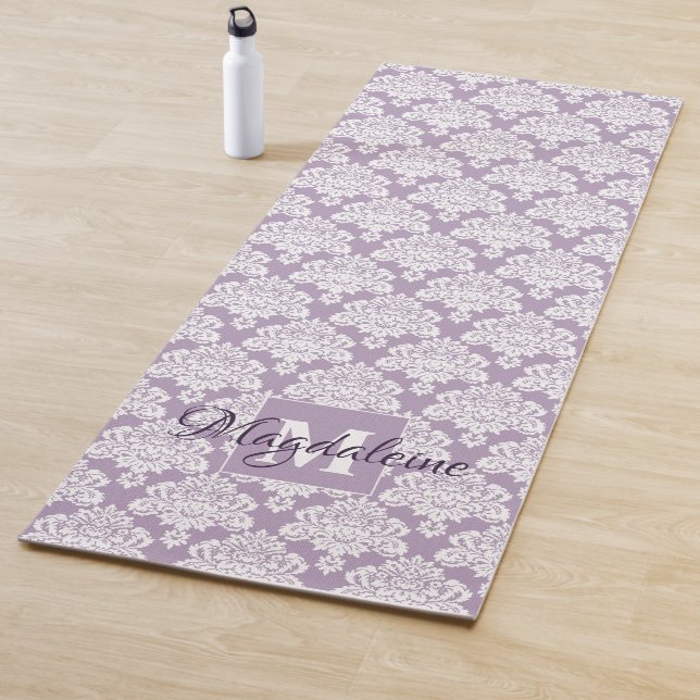 Tapete De Yoga Lacy White Damask on Lavanda Monogramed (In Situ)