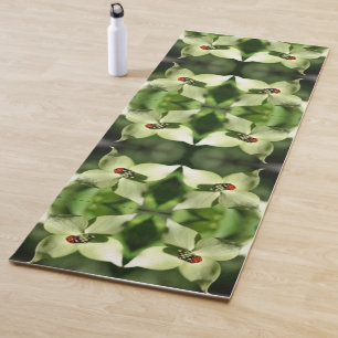 Tapete De Yoga Ladybug No Abstrato De Flor Branco De Dogwood