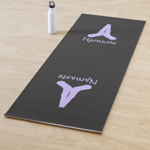 Tapete De Yoga Lavanda nas Mãos de Mudra Negra